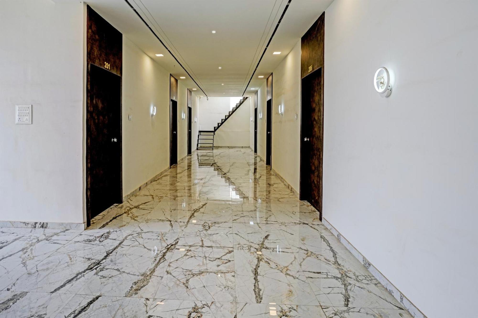 Hotel O White Palace Hotel Rajkot Esterno foto