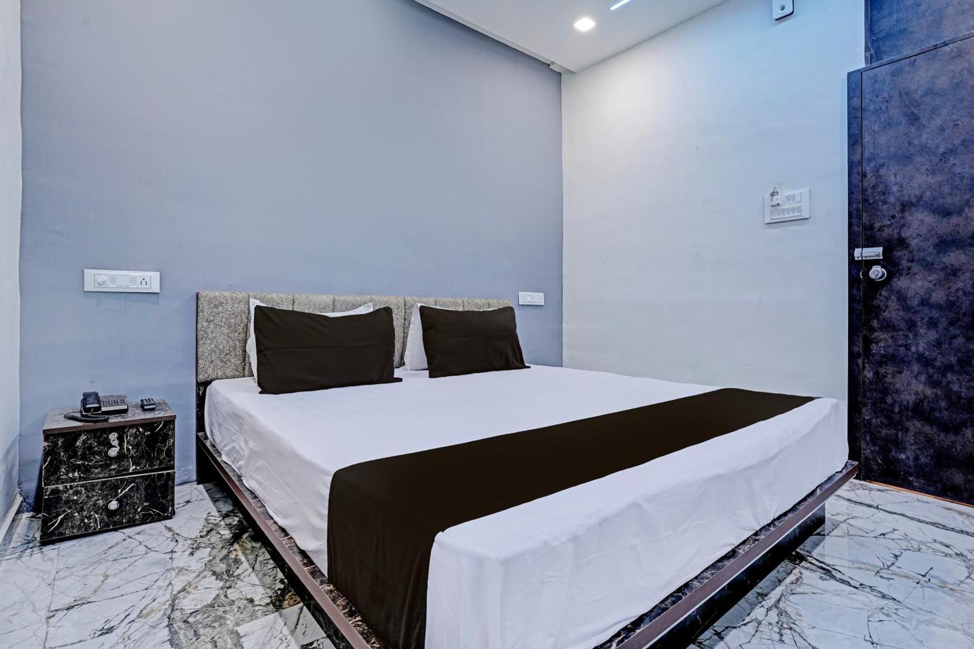 Hotel O White Palace Hotel Rajkot Esterno foto