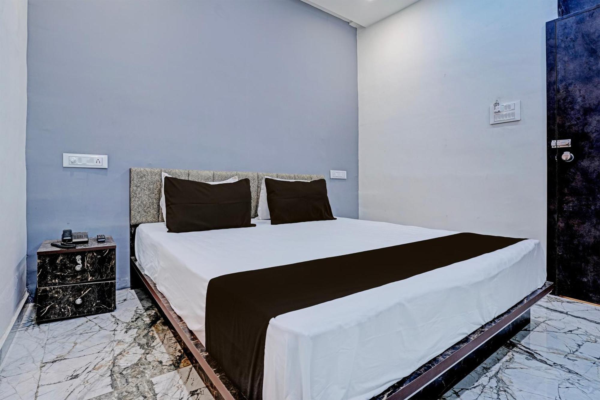 Hotel O White Palace Hotel Rajkot Esterno foto
