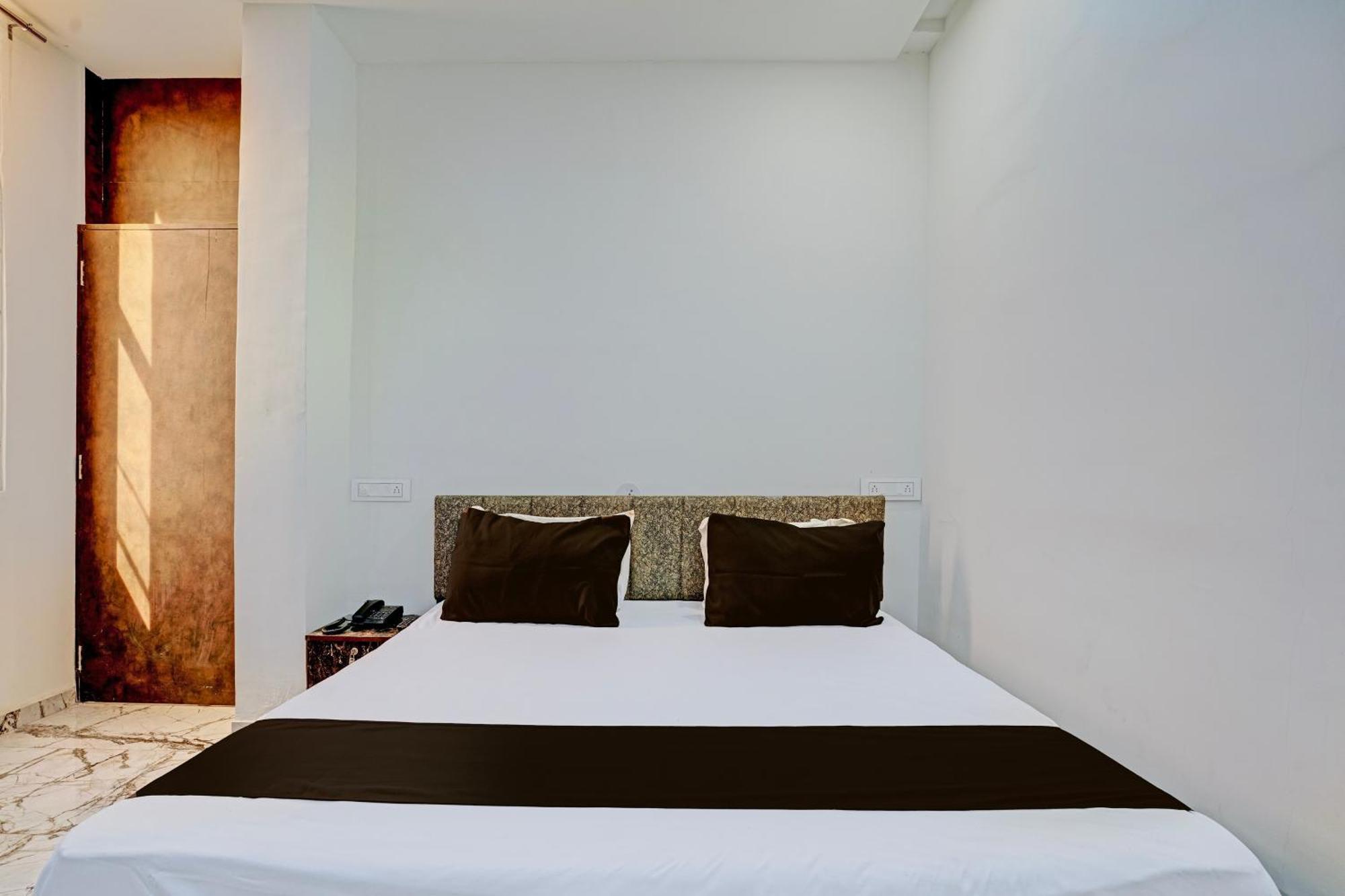 Hotel O White Palace Hotel Rajkot Esterno foto